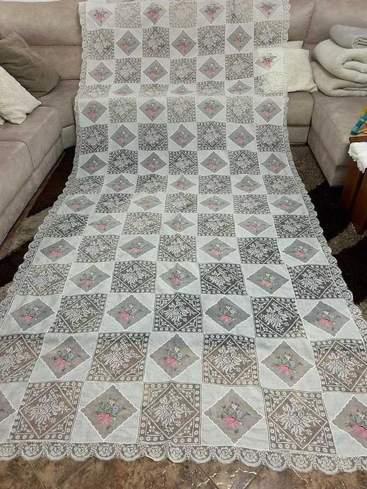 Toalha de mesa Madeira ,linho fino e organza, entremeios de renda Filé