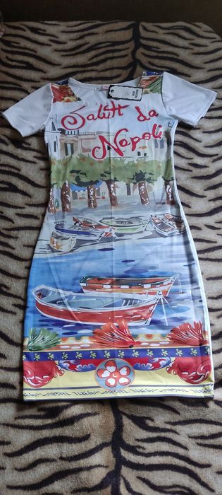 Женское платье новое и стильное.