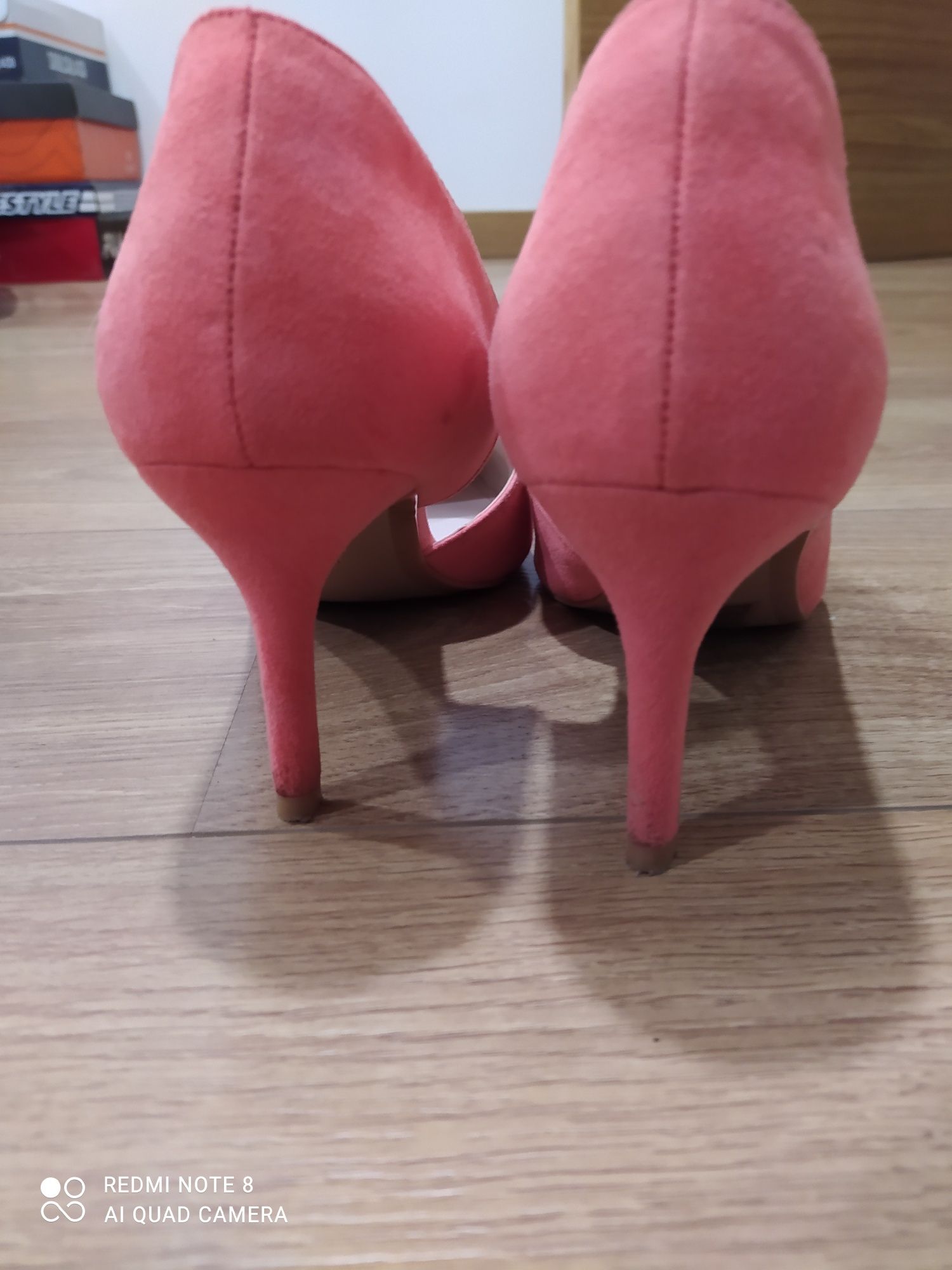 Stilettos de cor salmão