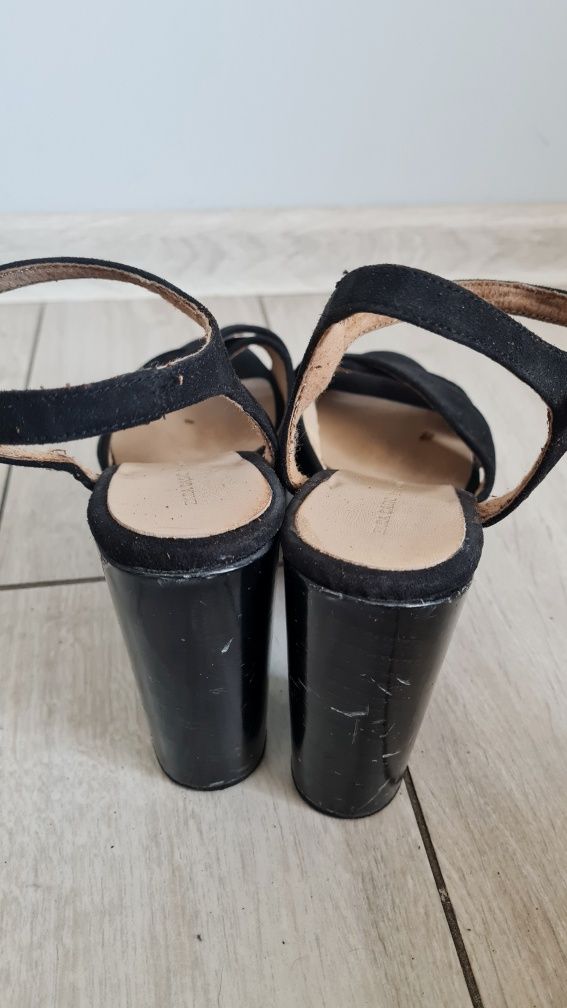 Czarne sandały na słupku wysokiej platformie Zara 38
Obcas 10.5 cm
Kot