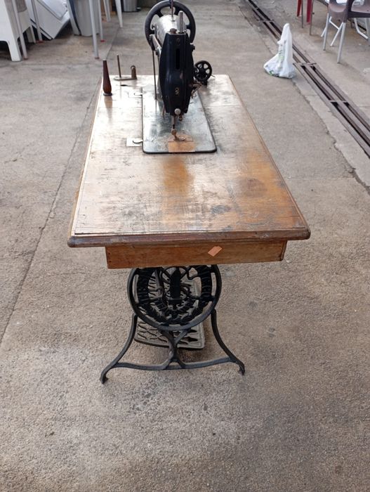 Vendo esta máquina de costura muita bonita bom estado