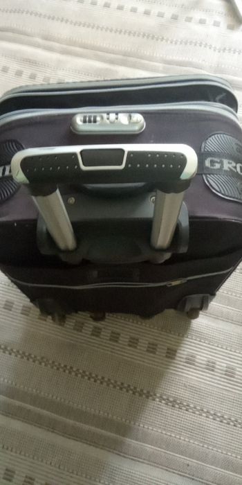 Дорожный чемодан с выдвижной ручкой ,на колесиках