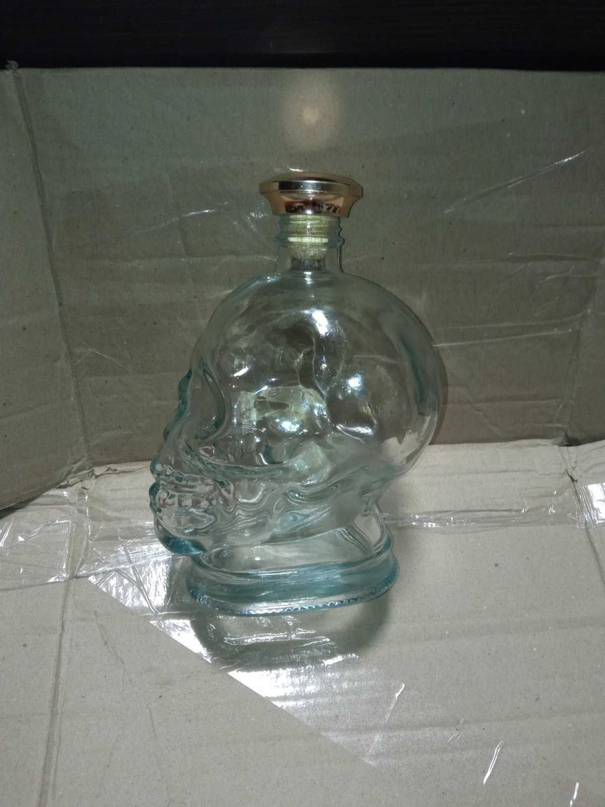 Коллекционная бутылка череп