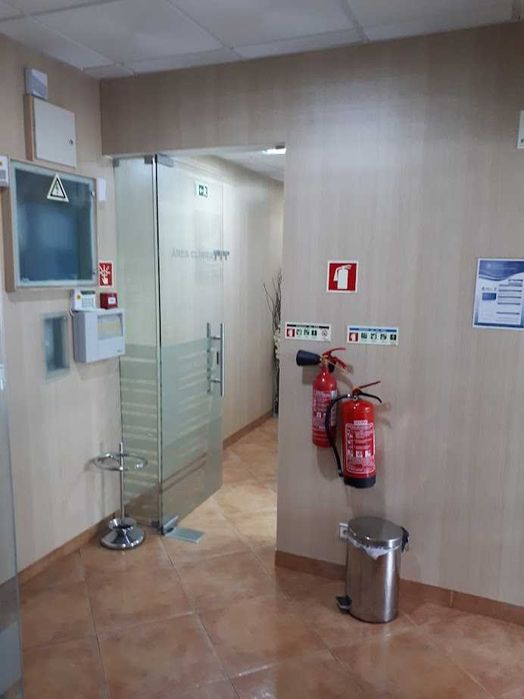 Aluga - se clínica dentária com 20 anos em frente a CP do Cacém