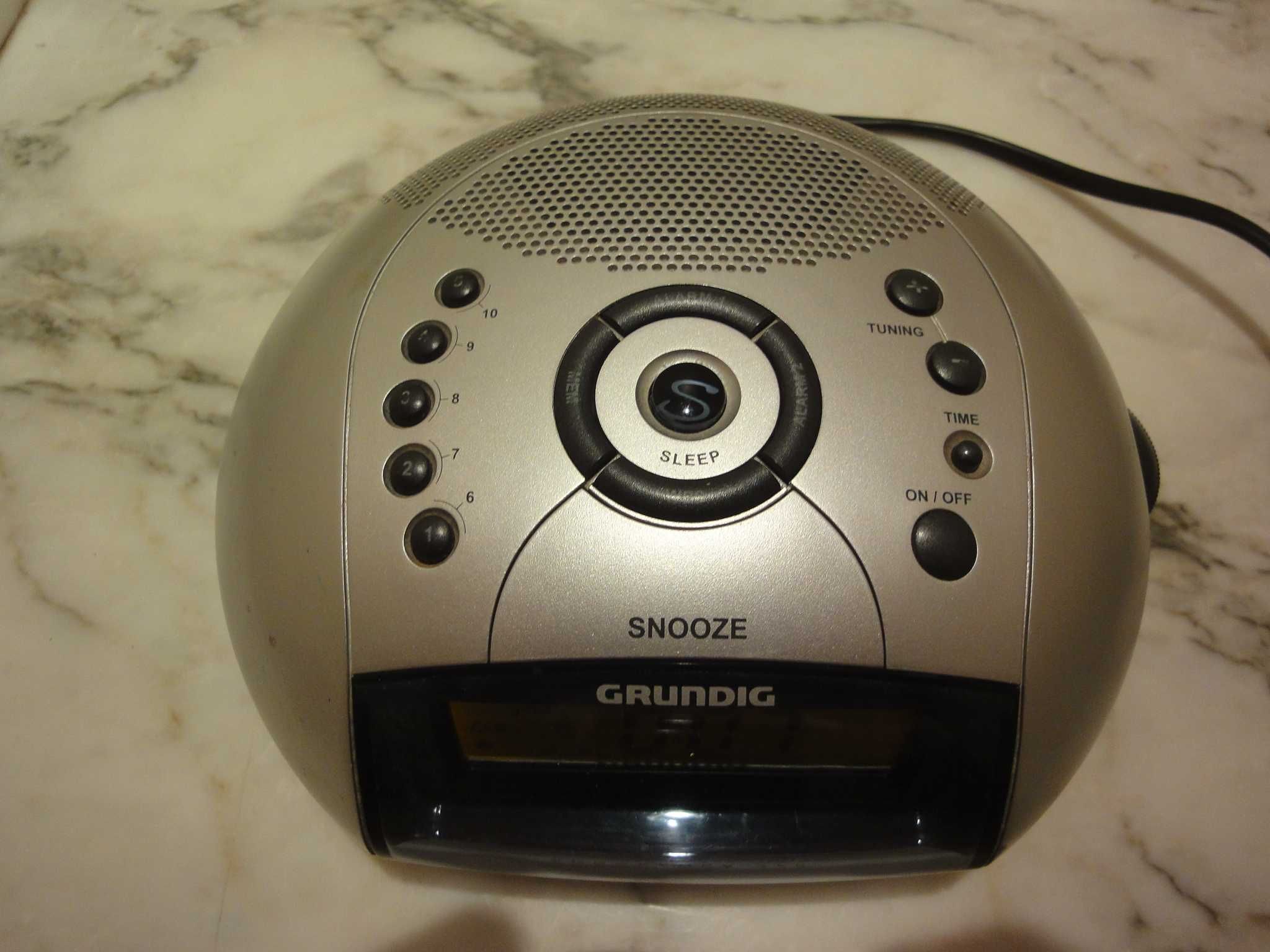 Grundig Sonoclock 420, PRC – Електронний FM-радіоприймач з годинником.