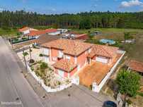 Moradia unifamiliar T7, localizada em Bidoeira de Cima, com vistas des