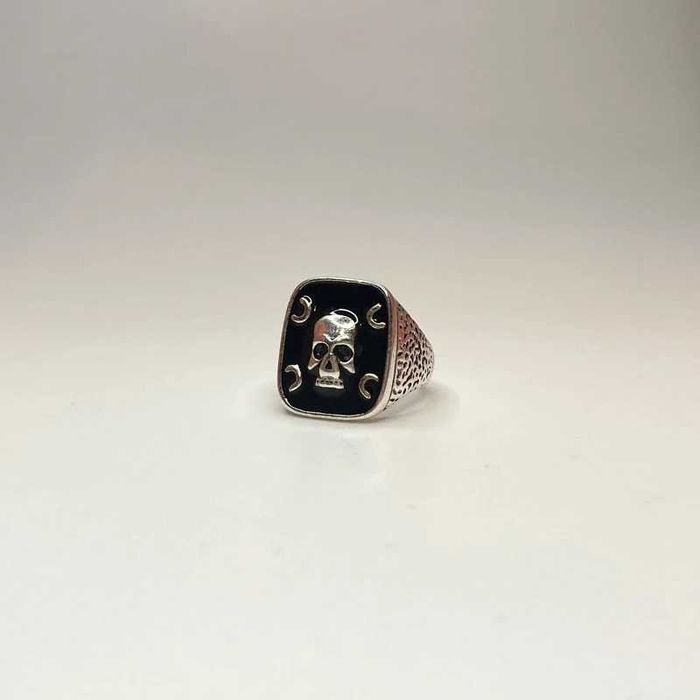 Sygnet pierścionek obrączka ring czaszka czarny kwadrat