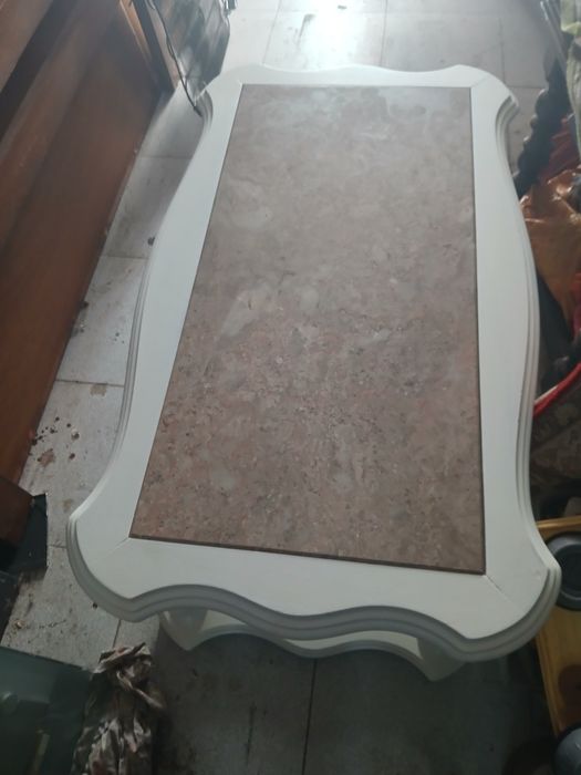 Mesa de centro com pedra marmore mede 92 x 53 x44