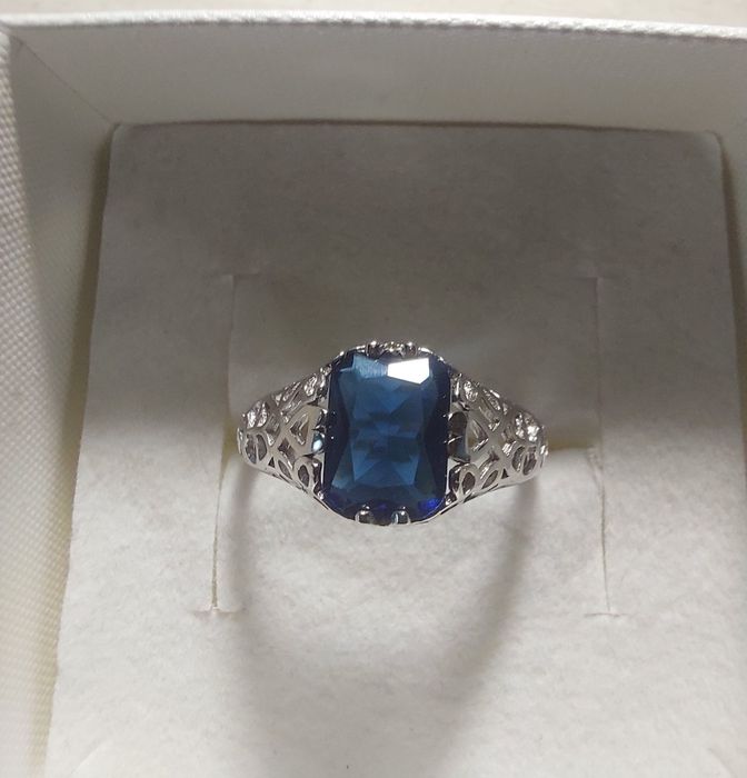 Pierścionek srebrny z granatową cyrkonią r.13
