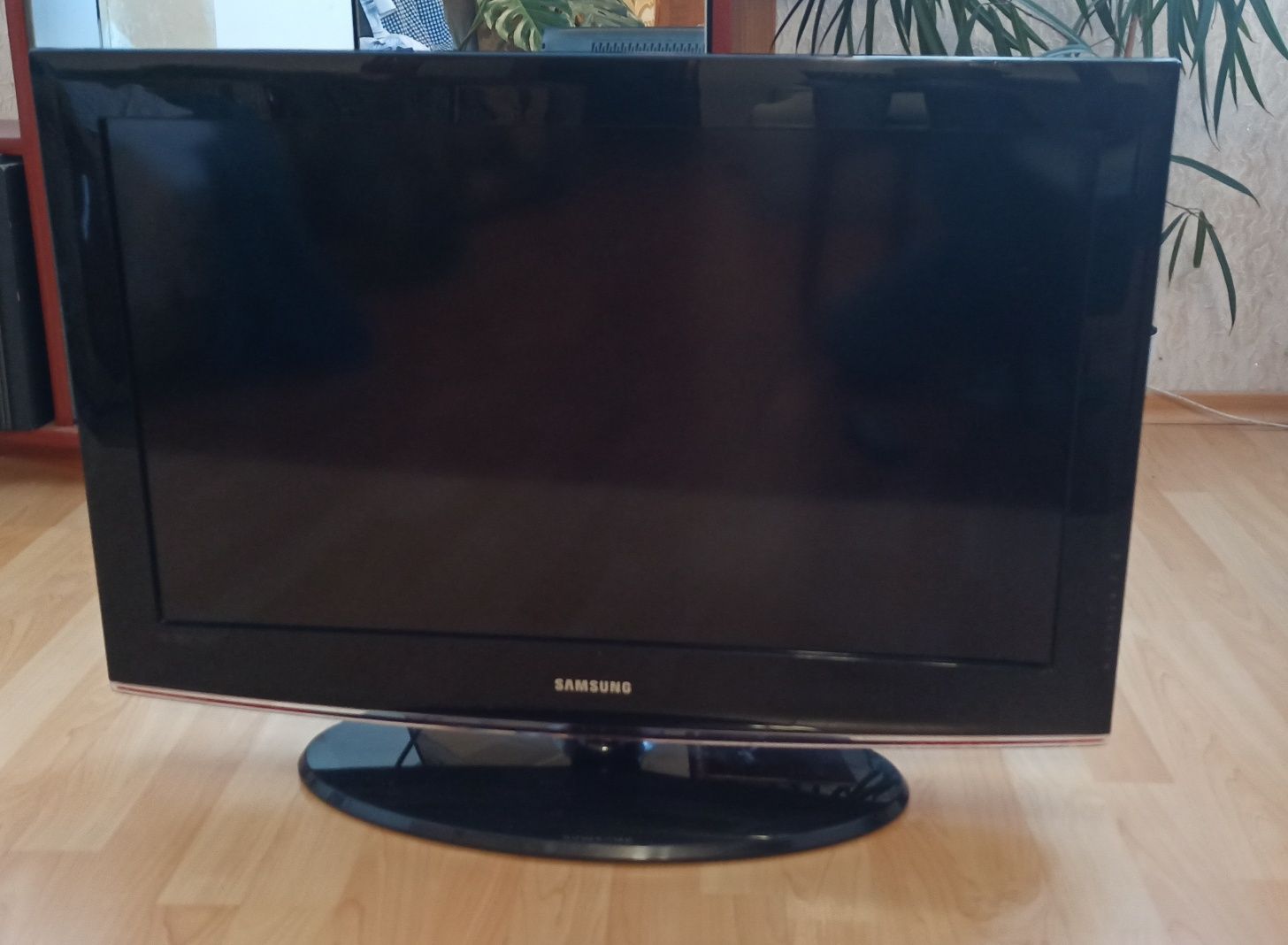 Телевізор Samsung LE32B450C4W.
