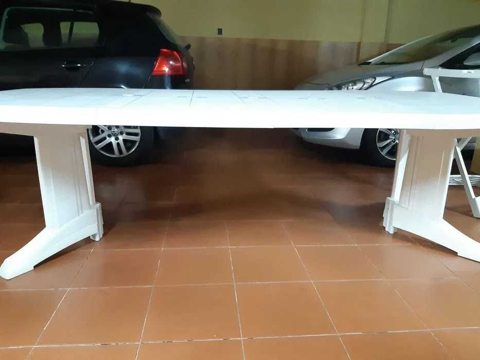 Mesa acrílica branca extensível com cadeiras