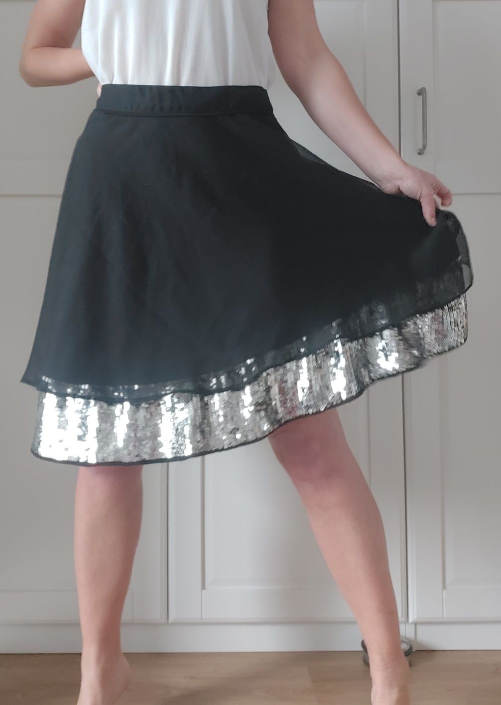 Nowa spódnica czarna do kolana z cekinami srebrne cekiny Reserved S 36