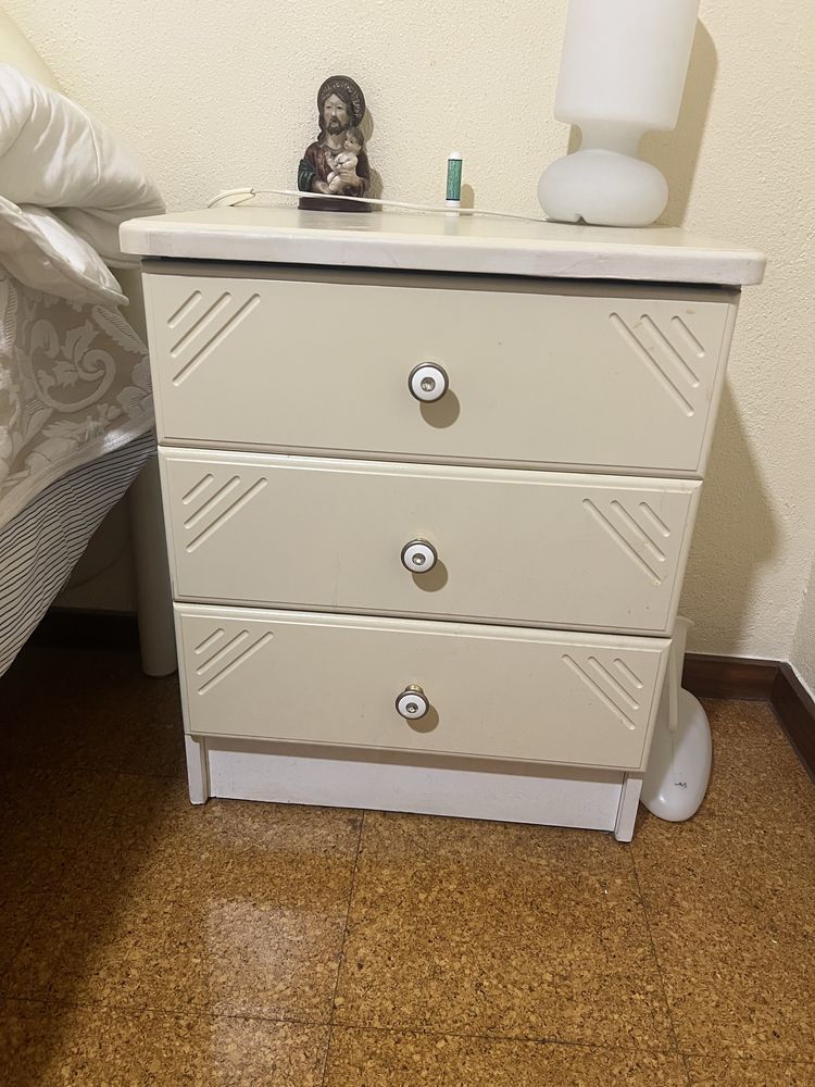 Comoda + 2 mesas de cabeceira