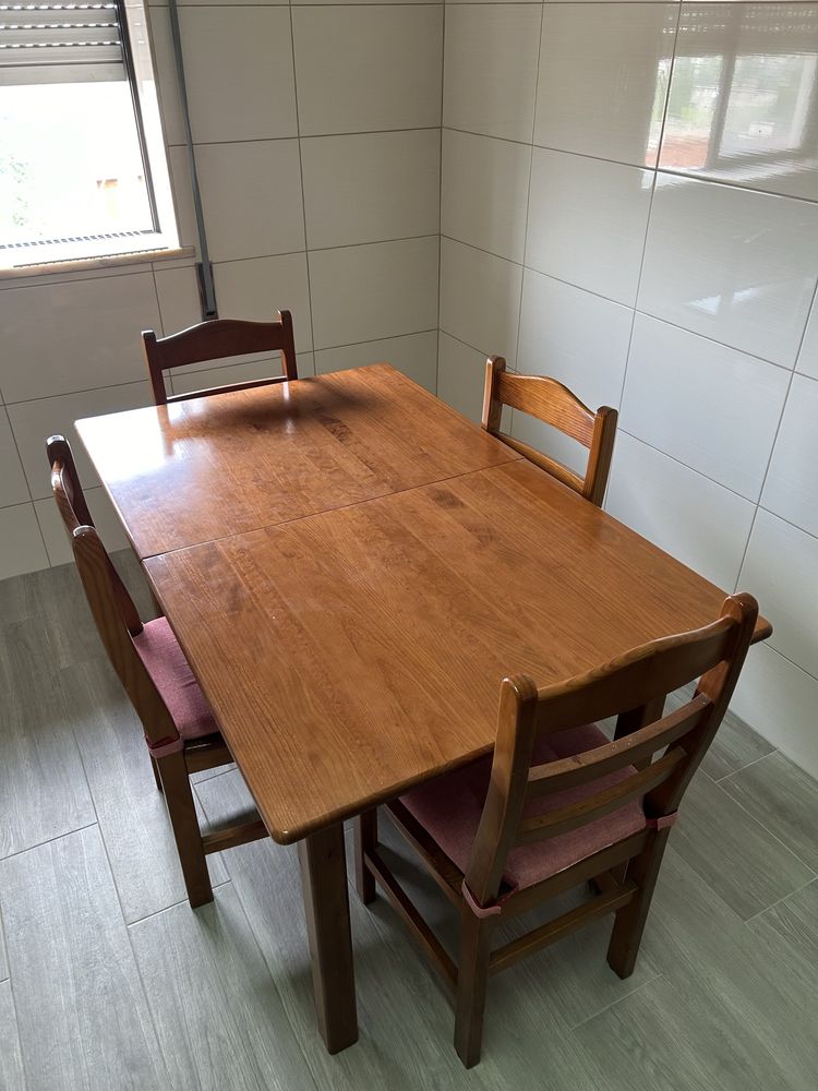 Mesa extensível com 6 cadeiras