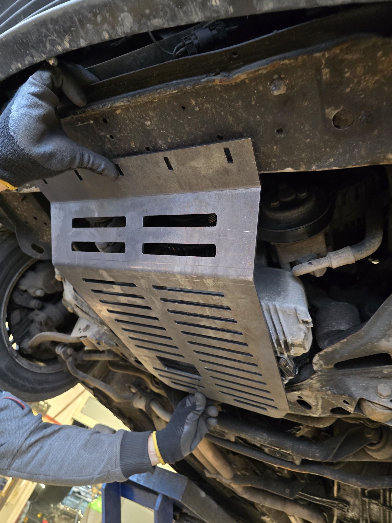 Osłona BMW E34 osłona pod silnik osłona pod miskę BMW E34 miska m50 m6