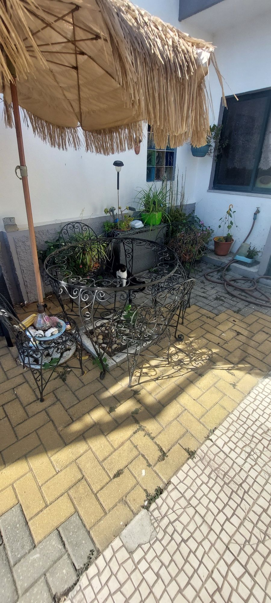 Mesa com 4 cadeiras em ferro