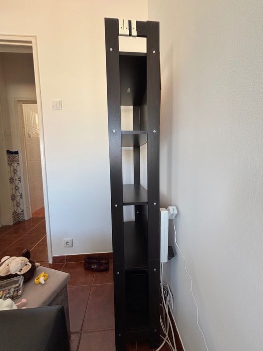 Estante IKEA com 4 prateleiras fixas