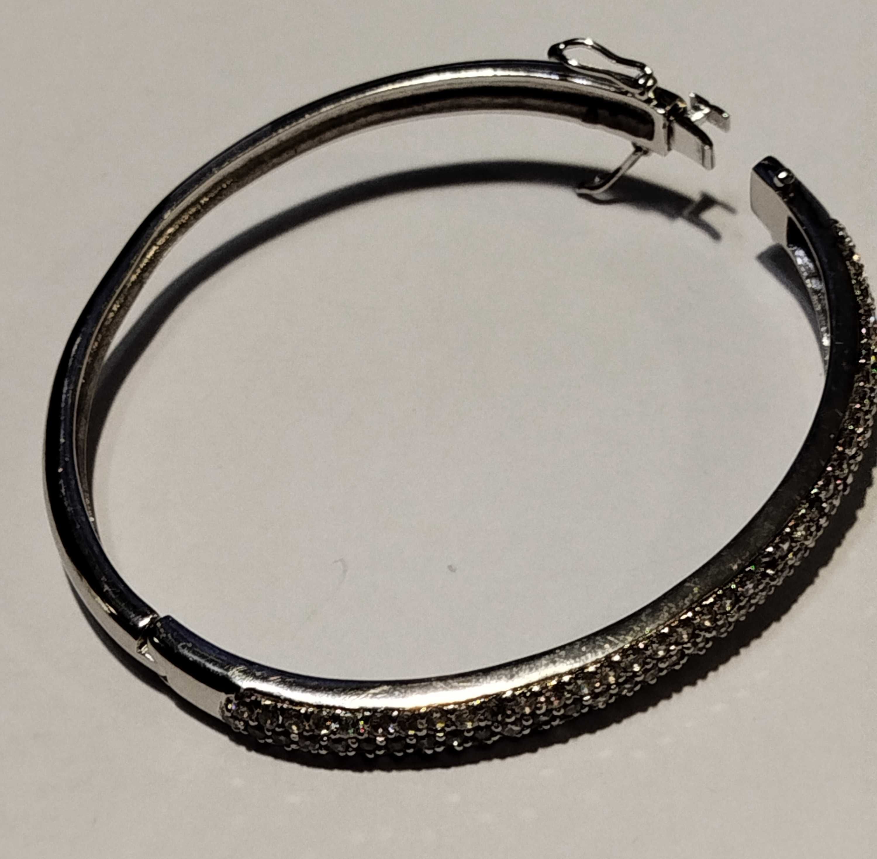 Magnífica Pulseira/Bracelete em Prata, cravejada com brilhantes