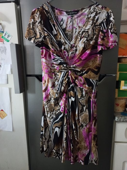 Vestido estampado em tons de castanho e rosa/lilás