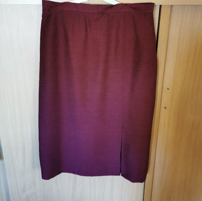 Elegancki wiśniowy komplet - kamizelka, spódnica i spodnie.