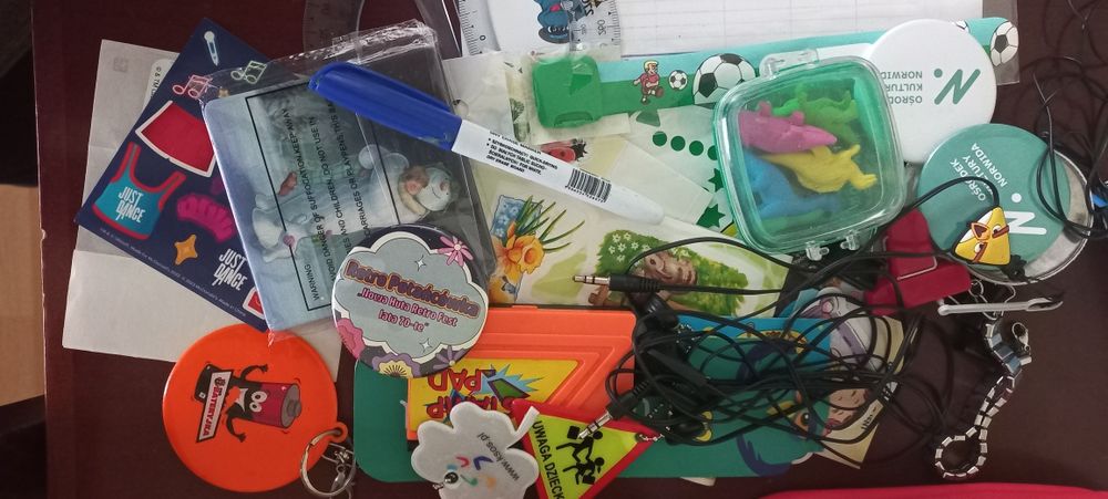 Różne do szkoły pidstawowej- Tablica suchościeralna, liczmany, śniadan