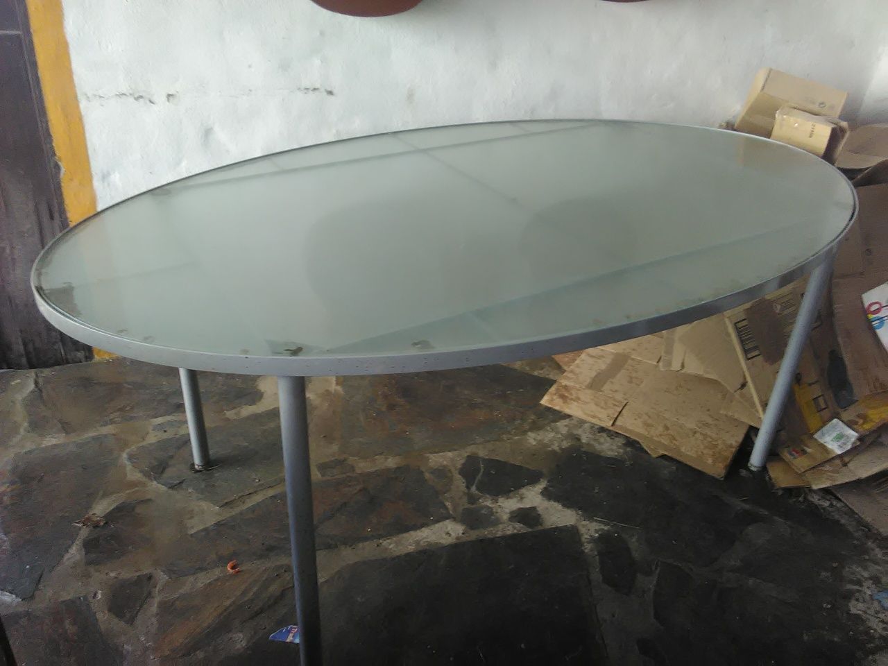Mesa oval tampo de vidro