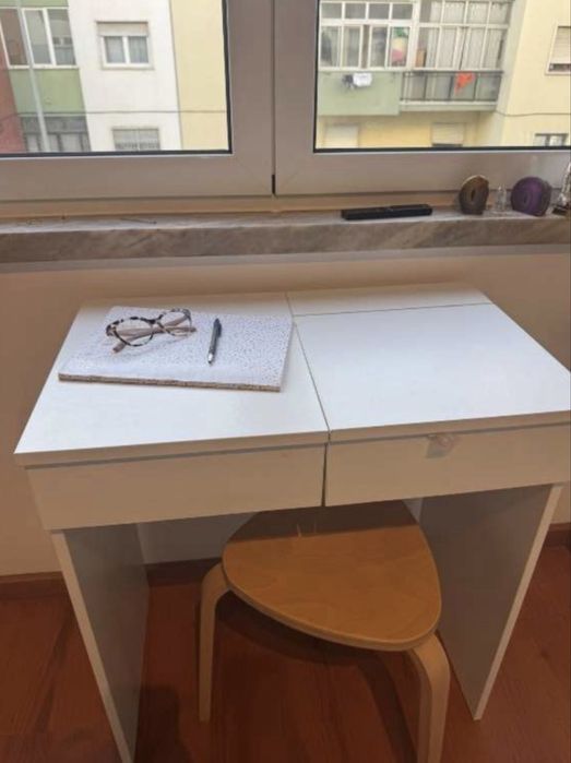 Penteadeira com duas gavetas