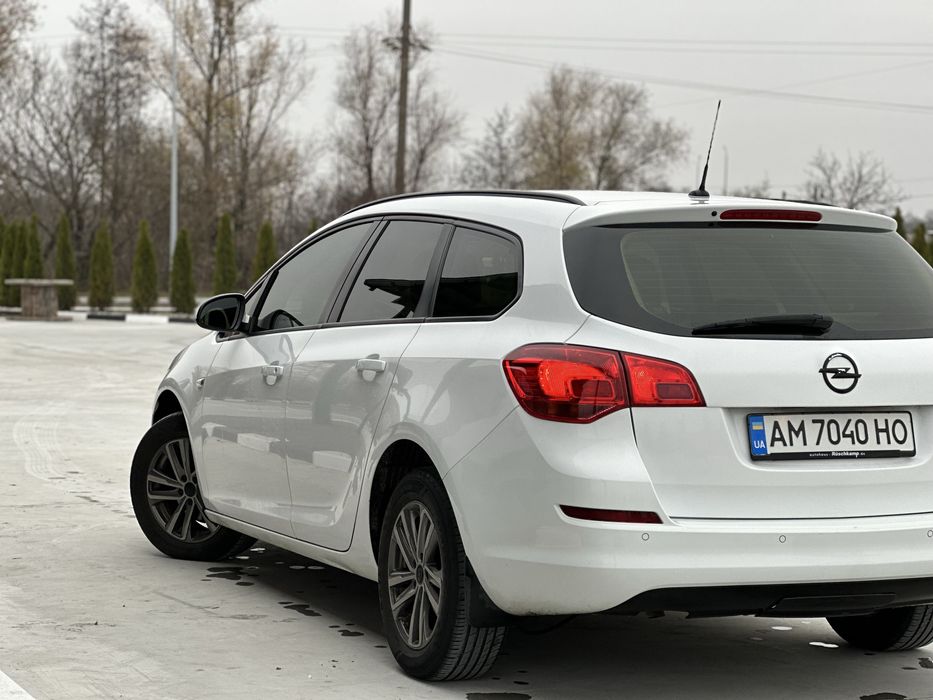 Opel Astra j автомобіль в чудовому стані