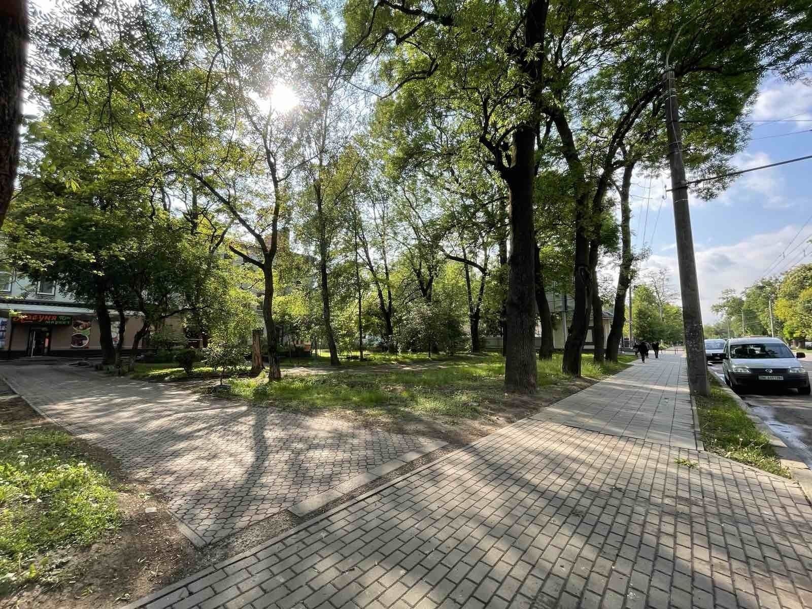" Продається двокімнатна квартира під комерцію