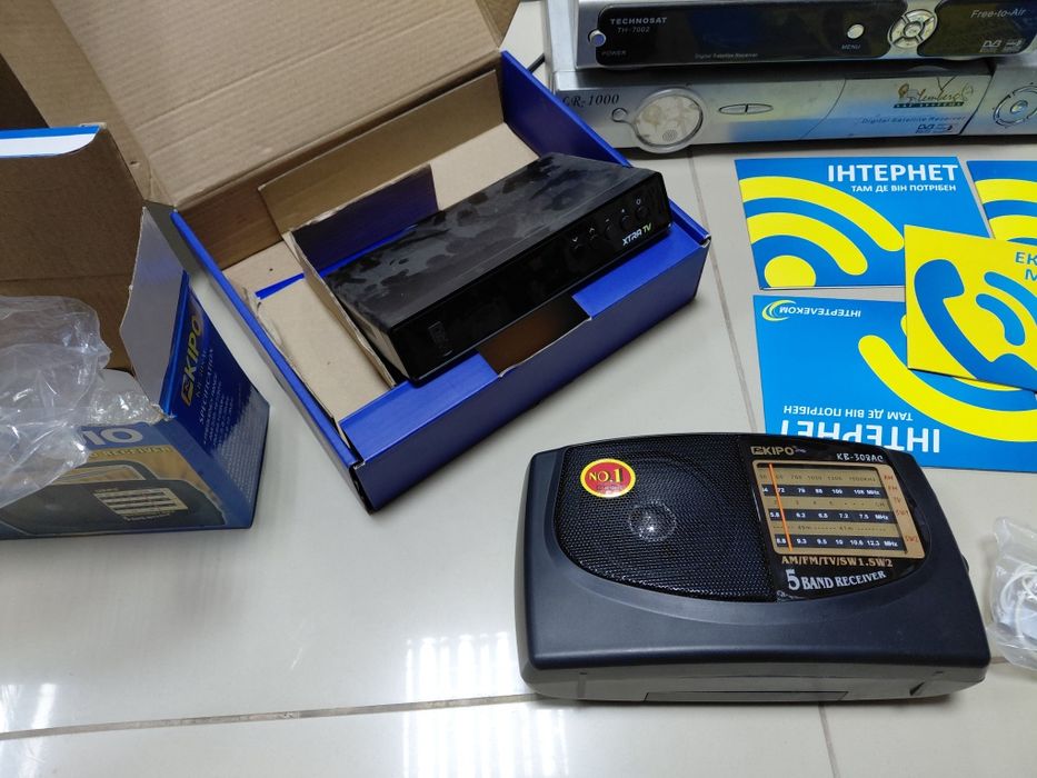 Коробка різної техніки тюнери, смарт приставка, пульти ітак далі