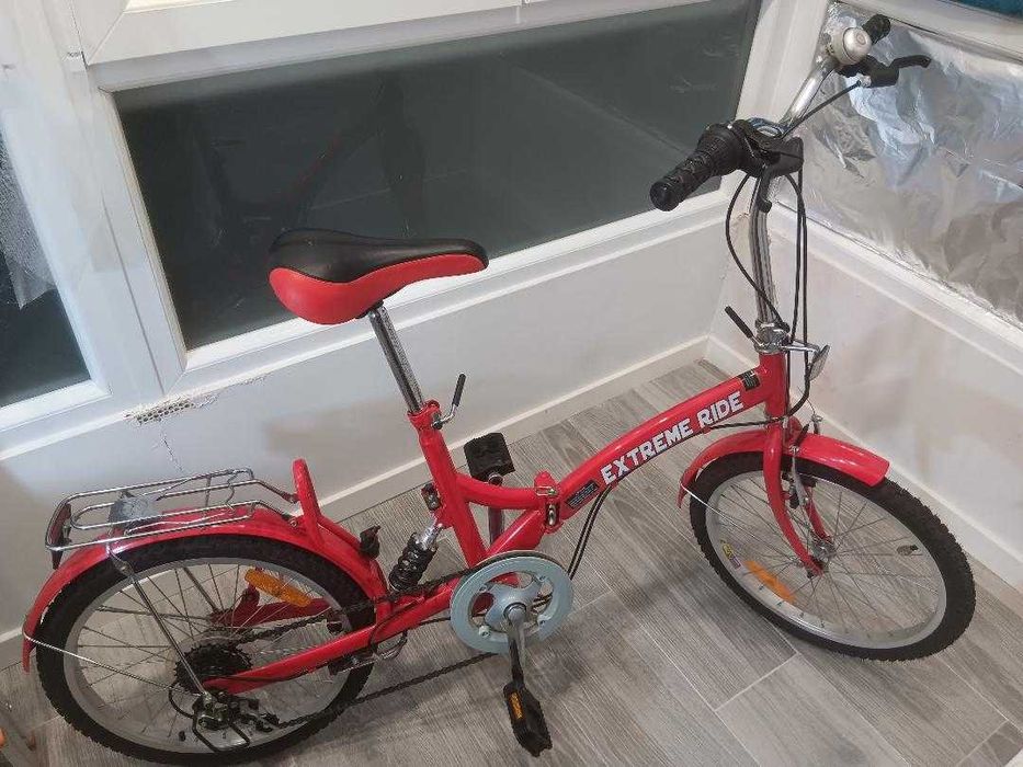 Bicicleta dobrável vermelha semi-nova
