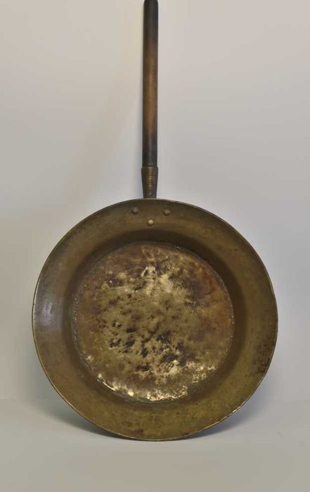 Duża, mosiężna stara patelnia