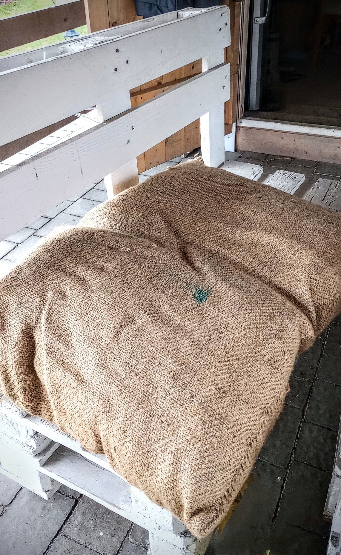 Poduszki Hand Made na palety z worków jutowych po kawie.