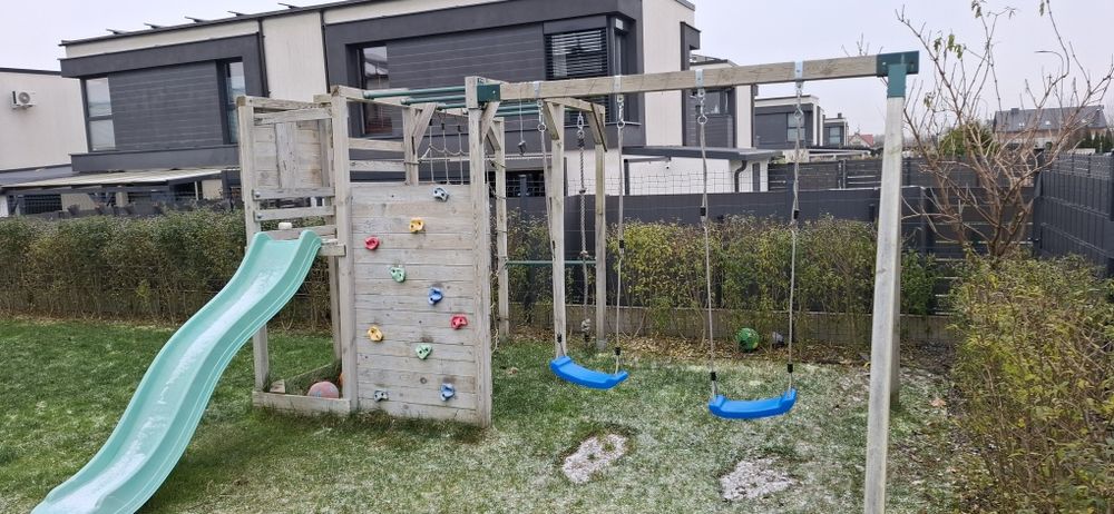 Drewniany plac zabaw dla dzieci – huśtawki, ścianka wspinaczkowa, zjeż
