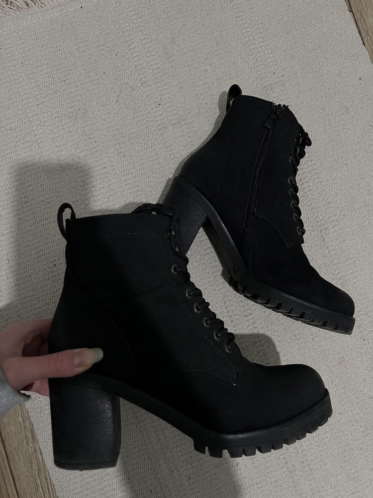 Wiązane czarne botki na słupku buty zimowe krótkie czarne kozaki