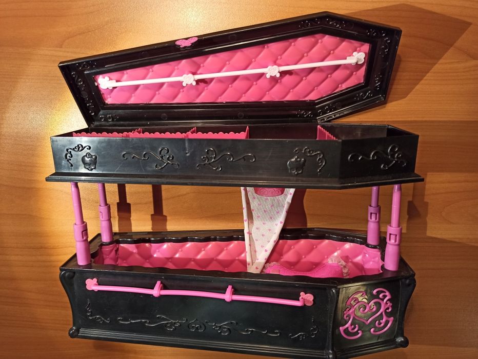 Меблі monster high. Ліжко, ванночка, шафка, туалетний столик, кінь