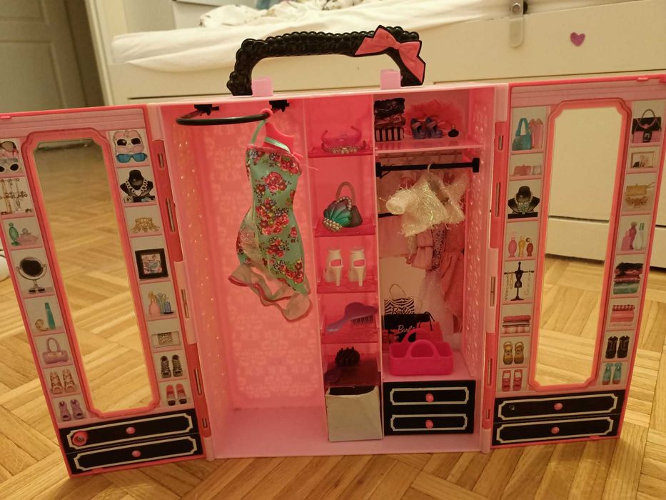 Szafa na ubrania dla lalek barbie