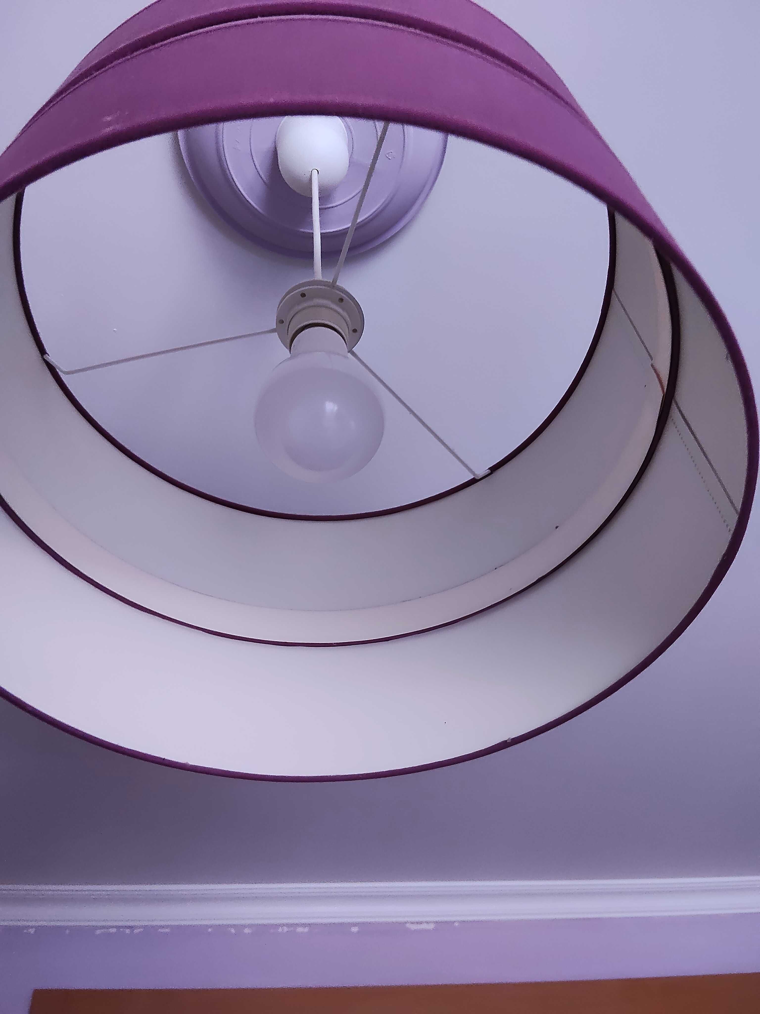 Candeeiro de tecto violeta e lilás
