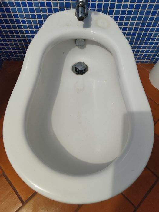 Sanita completa e bidé da marca Valadares.