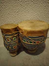 Pequeno tambor decorativo em porcelana.