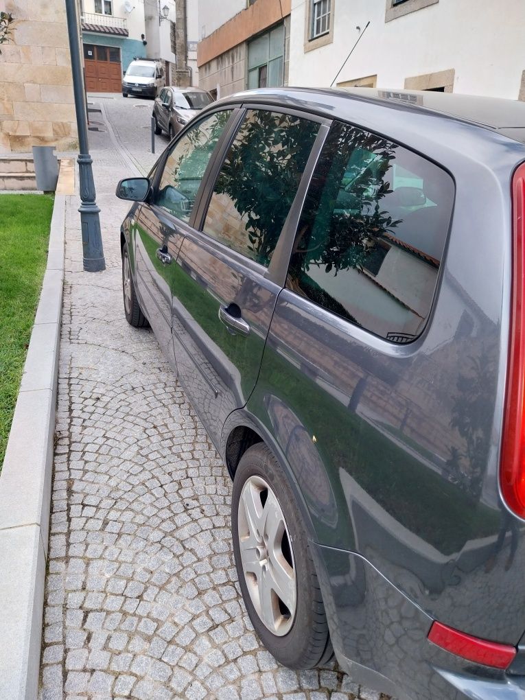 Viatura com 200.000 km de pessoa com mobilidade reduzida
