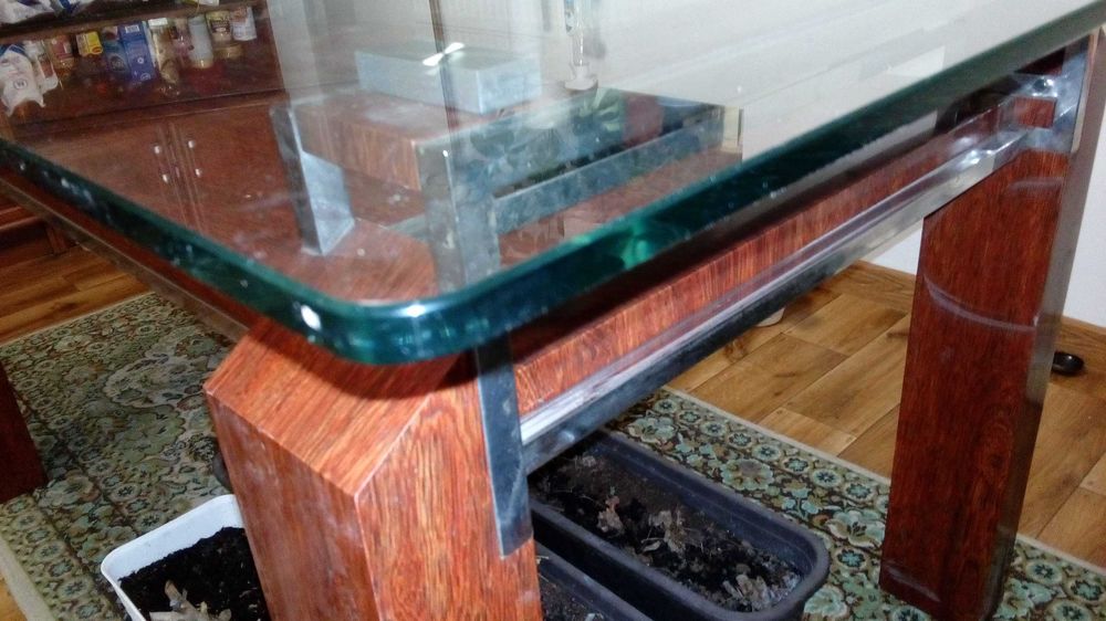 Duzy stol ze szklanym blatem