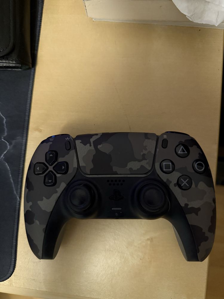 Vendo ps5 com 2 comandos e 3 jogos e ums conta psn com 2 jogos