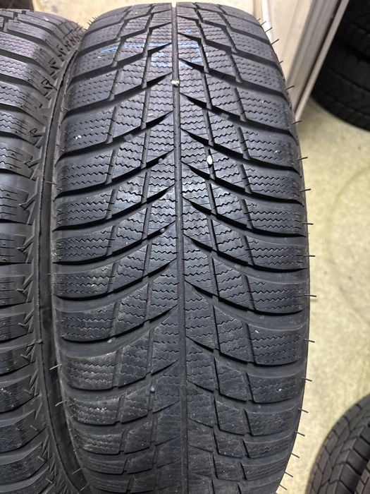 Шины б.у 215 65 R17 Bridgestone Blizzak LM001 99H 4 шт