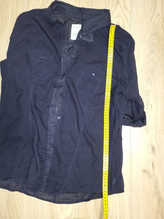 Cieniutka granatowa koszula zapinana