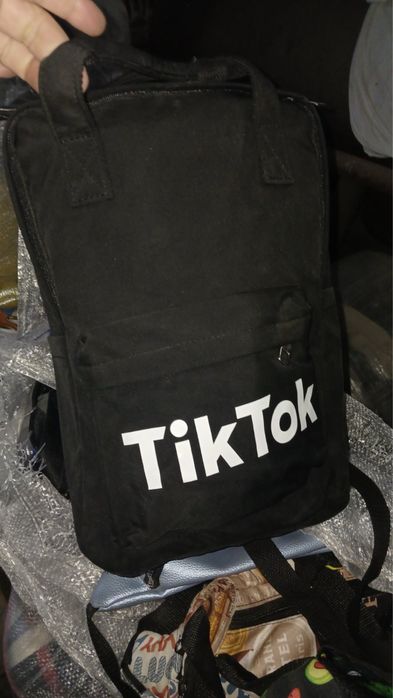 Продаж сумок та рюкзаків