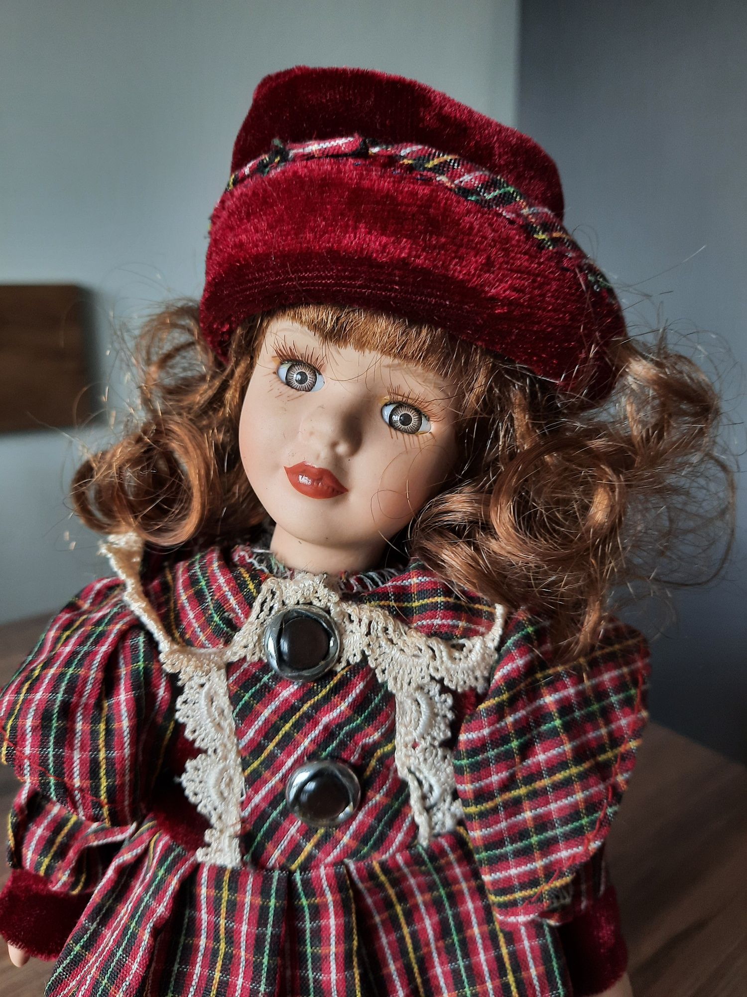 Lalka z porcelany, retro, na stojaku