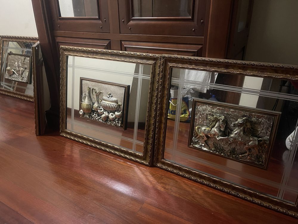 Vendo vários quadros antigos