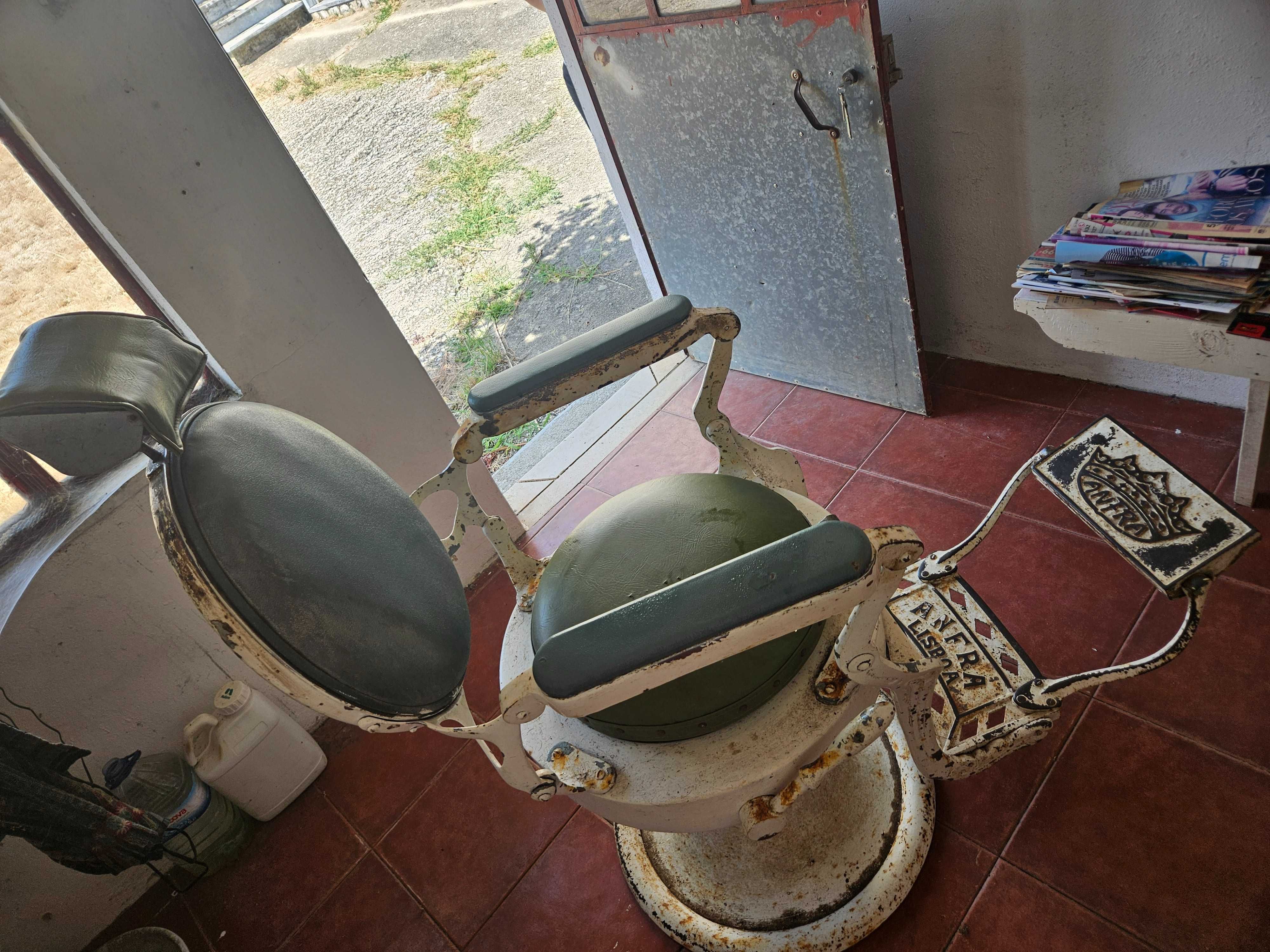 Cadeiras de barbeiro antigas e acessórios