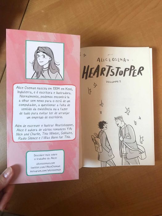 Livro "Heartstopper: Volume 1" de Alice Oseman completamente novo.